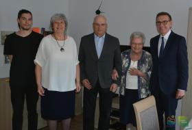 Na zdjęciu stoi pięcioro uczestników jubileuszu 100 lat, od prawej: Piotr Grzymowicz, prezydent Olsztyna, Jubilatka oraz członkowie rodziny
