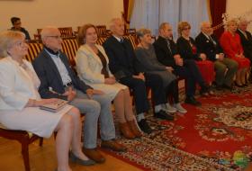 Pięć par małżeństw obchodzących 50-lecie pożycia siedzi w sali ślubów olsztyńskiego USC.
