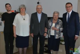 Na zdjęciu stoi pięcioro uczestników jubileuszu 100 lat, od prawej: Piotr Grzymowicz, prezydent Olsztyna, Jubilatka oraz członkowie rodziny