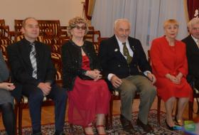 Sześcioro jubilatów 50-lecia pożycia małżeńskiego siedzi w sali ślubów olsztyńskiego USC.