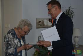 Od lewej: Jubilatka przyjmuje z rąk prezydenta Piotra Grzymowicza list gratulacyjny