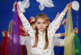 dziewczynka podczas występu z kolorowymi szarfami