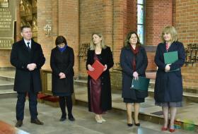 Pięcioro członków kadry zarządzającej KZE podczas uroczystości w kościele