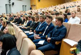 Studencji I roku wydziału geoinżynierii UWM siedzący podczas inauguracji roku akademickiego