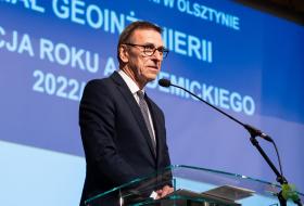 Piotr Grzymowicz stoi przy mikrofonie podczas inauguracji roku akademickiego na wydz. geodezji UWM