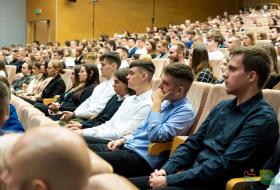 Studenci I roku UWM siedzą na widowni podczas inauguracji roku akademickiego UWM 2022.