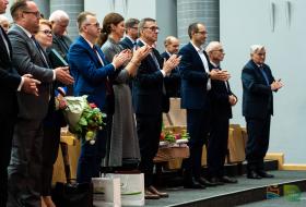 Goście inauguracji roku akademickiego UWM oklaskują na stojąco wystąpienia okolicznościowe. W pierwszym rzędzie Piotr Grzymowicz, prezydent Olsztyna