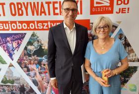 Na zdjęciu prezydent miasta Olsztyna Piotr Grzymowicz i Pani Zdzisława Łukaszewska. 