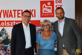 Na zdjęciu prezydent miasta Olsztyna Piotr Grzymowicz, Pani Zdzisława Łukaszewska i Pan Robert Szewczyk.